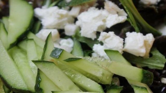 Микс салата с фетой, огурцом и ветчиной