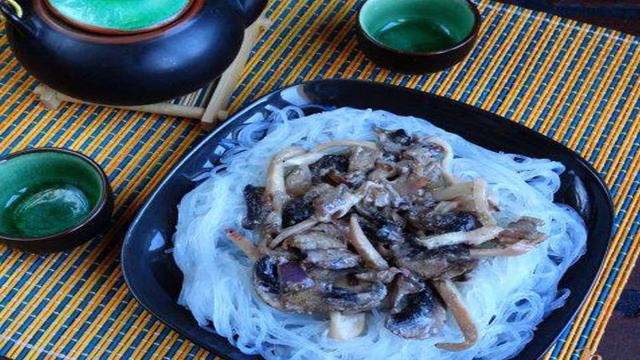 Рисовая лапша с кальмарами и грибами