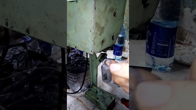 Станок для прокалывания металла - ярко быстрее сверлильного станка и нет такого расхода сверел.