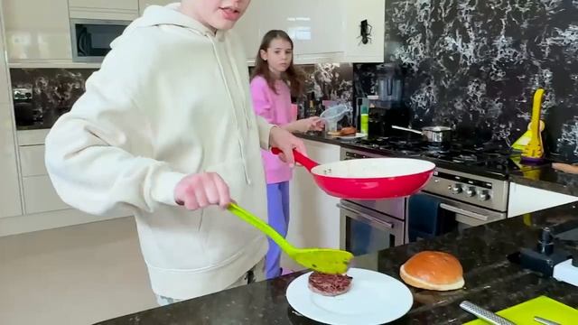 Мистер Макс • Mister Max - Катя и Макс готовят себе обед