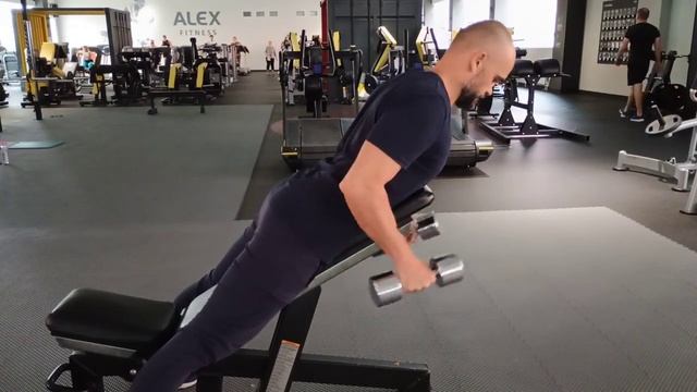 Разгибания рук с гантелями на наклонной скамье.