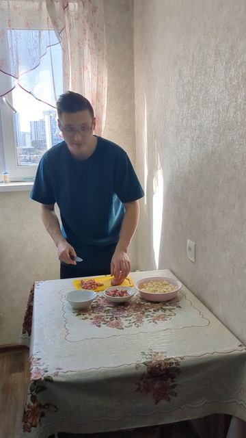 Нарезаем сервелат для Окрошки