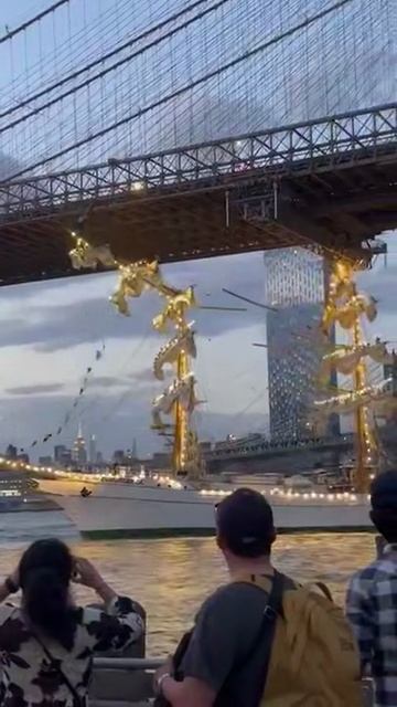 Парусник врезался в Бруклинский мост в Нью-Йорке (видео) корабль потерял мачты высотой 45 метров