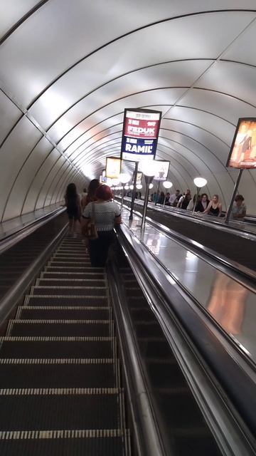 Спуск в метро, Петербург.
