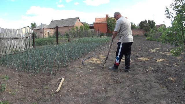 ЖИВЕМ В ДЕРЕВНЕ!!ПРИВЕЗ ВОДУ!НАЧАЛ ДЕЛАТЬ КАРКАС ПОД ЗАТЕНЯЮЩУЮ СЕТКУ В ОГОРОДЕ!КОПАЮ ЯМЫ ПОД ТРУБЫ!