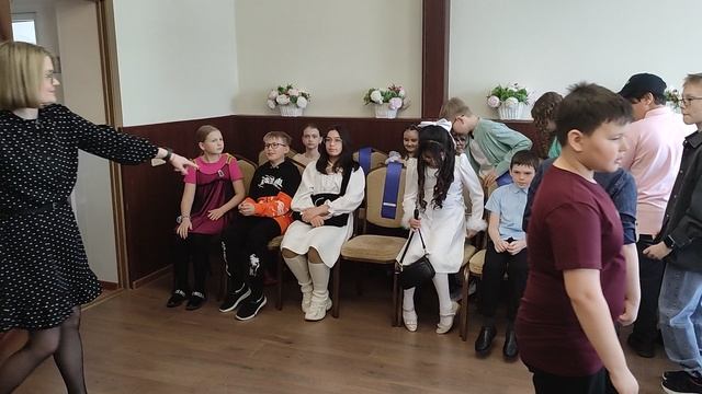 Вход учащихся.  Выпускной 4а класс Посёлок Пангоды Надымский район Ямало Ненецкий автономный Округ