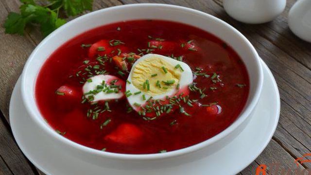 Свекольный суп с курицей и яйцом
