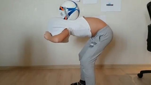 Снять футболку с мячом на шее
