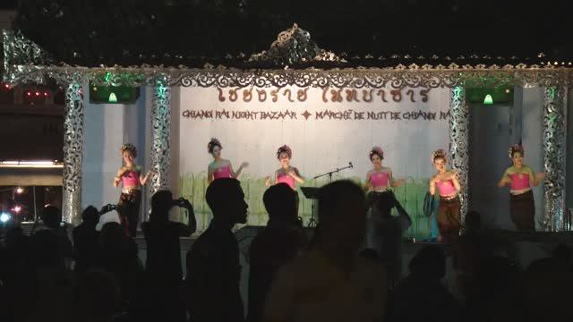 Выступление на сцене Chiang Rai Night Bazaar, Тайланд