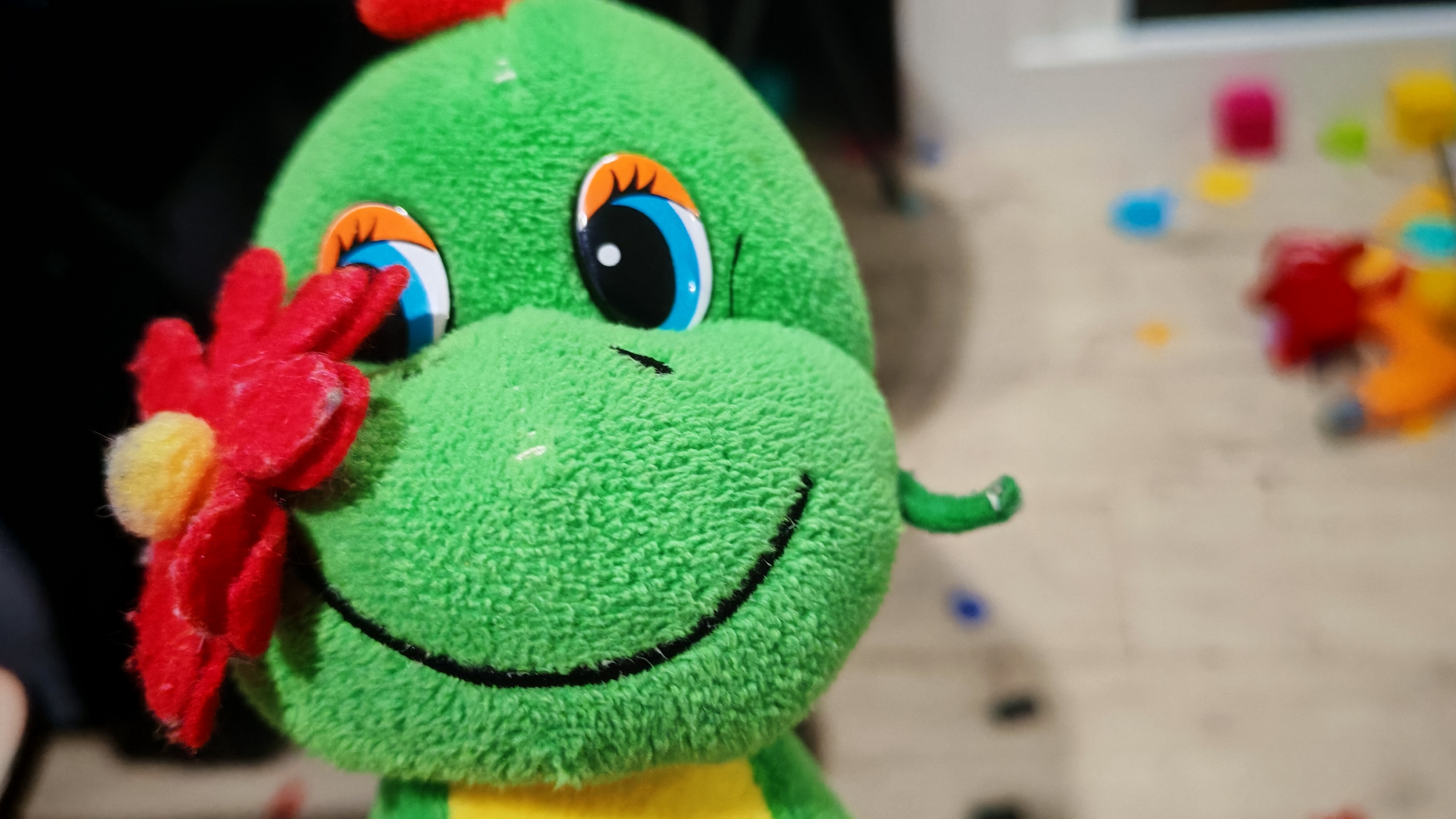 играем в мягкую игрушку динозаврика для малышей