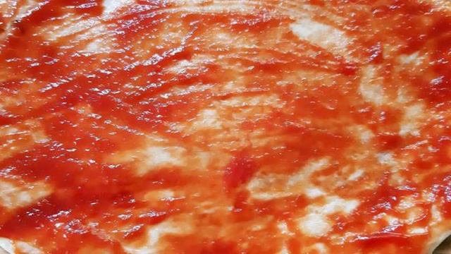 Пицца из слоеного теста с сосисками с рукколой