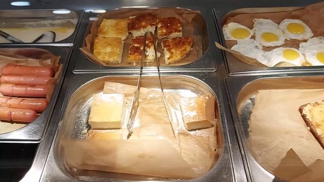 Завтрак в офисном кафе.  (2)