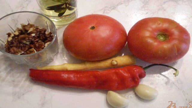 Сырая аджика с орехами и хреном