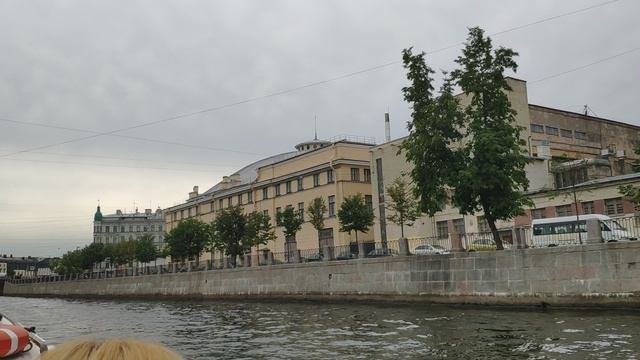 по Мойке в Санкт -Петербурге