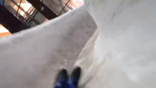 Влад и Никита Влад и Никита веселятся с мамой и играют со снегом в зимнем игровом центре
