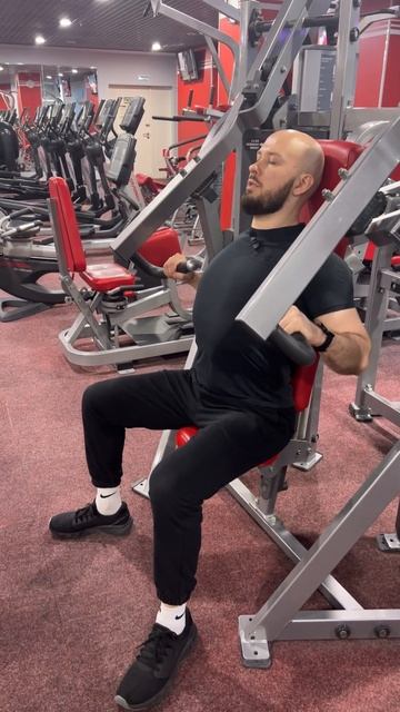 ГОРИЗОНТАЛЬНЫЙ ЖИМ В ТРЕНАЖЕРЕ  #спорт #sports  #онлайнтре