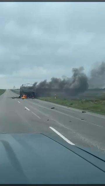 На видео работа БПЛА РФ на трассе Краматорск-Доброполье в Донецкой в 40 км от наших передовых по...