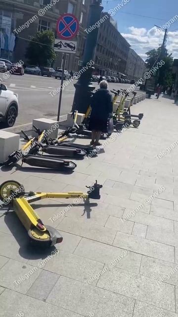 БАБКА И САМОКАТЫ: около кинотеатра "Пролетарий" неадекватная старушка принялась крушить самокаты.
