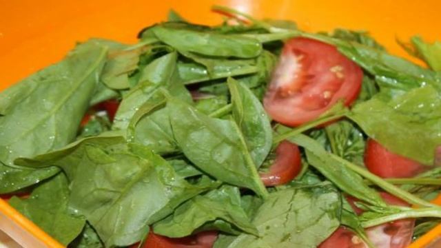 Салат с курицей и клубникой