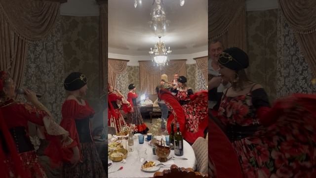 Цыгани 💃🏻 как же без них 😉на юбилее матушки 60 🙏🏻