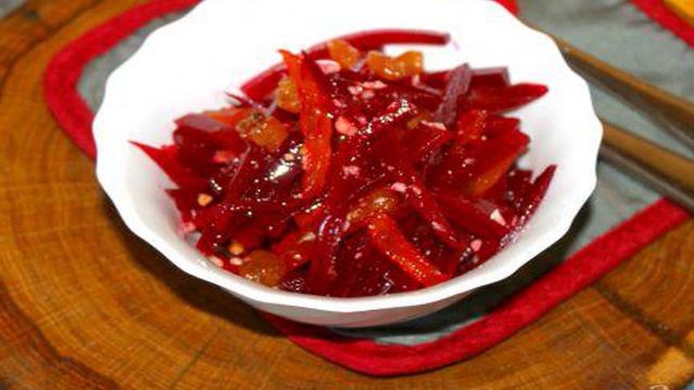 Свекольный салат с курагой и миндалем