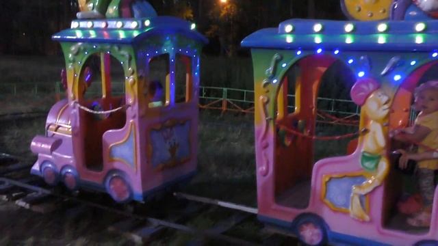 Рома и Диана Рома на Аттракционах в парке развлечений для детей Children's Playground
