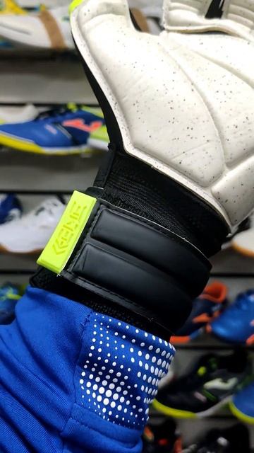 Перчатки KELME TOP FIVE GOALKEEPER GLOVES 9896410 012 для футзала #gk #futsal #ke