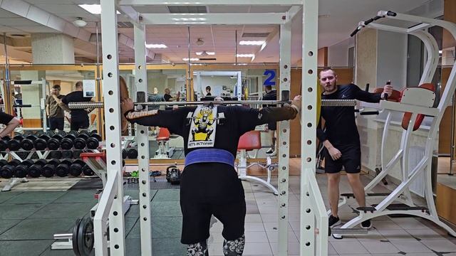 Жму штангу лежа и приседаю со штангой на плечах по 140 к?
