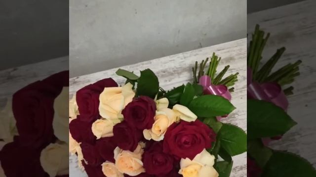 Микс букет из 51 красно-персиковой розы 40 см "Безграничность"