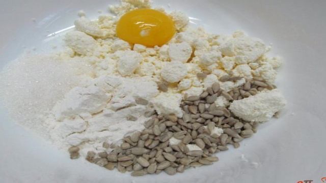 Творожные сырники с семечками под клюквенным соусом