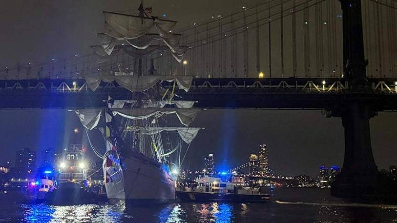 Парусное судно ВМС с 200 людьми на борту врезалось в Бруклинский мост