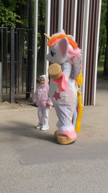 Единорожка поздравляет малышку