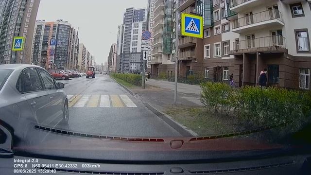 В Мурино на Бульваре Менделеева курьер врезался в остановившийся автомобиль и скрылся