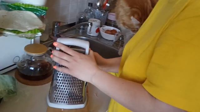 Приготовление завтрака часть 2. Жду когда меня еще немного угостят колбаской мяу