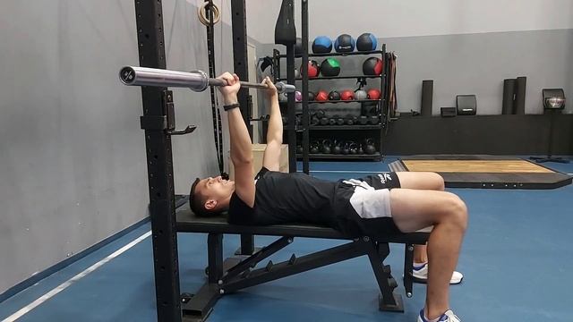 Жим лёжа средним хватом