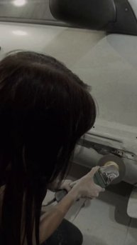 зачищаем кораллом.
Покраска авто в гараже своими руками.