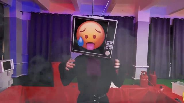 BRUNO-БРУНО ТВ ВУМЕН vs КАМЕРА МЕН в КИПЯЩЕМ и ЛЕДЯНЕЮЩЕМ бассейне!