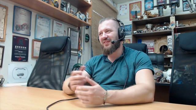 Оружие для самозащиты. В студии управляющий оружейным