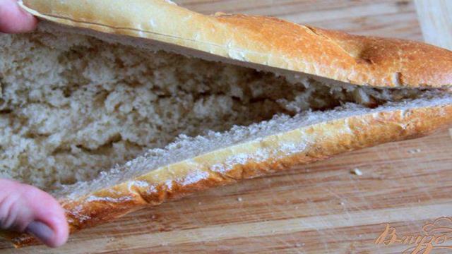 Закусочный багет с сельдью и разноцветным маслом