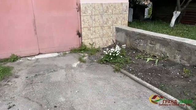 Пример забора жалюзи на металлическом каркасе и накладками на столбах в цвете Ral8017 матовый "драп"