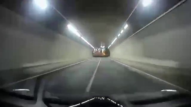 В Китае водитель решил разогнаться до 150 км/ч в тоннеле.
Итог - премия Дарвина.