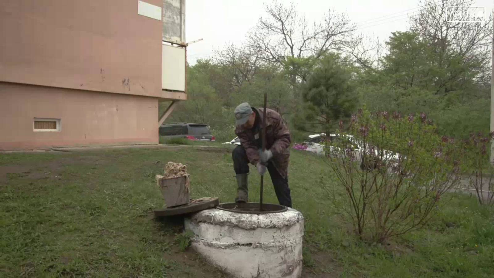 Вскрытие показало. В очередной раз бригада водоканала выехала на устранение засора