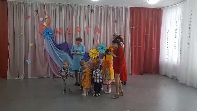 Лисичка на Осеннем утреннике для малышей. Детский сад 2023 год.
