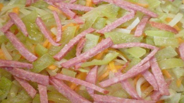 Чечевица с овощами и копченой колбасой