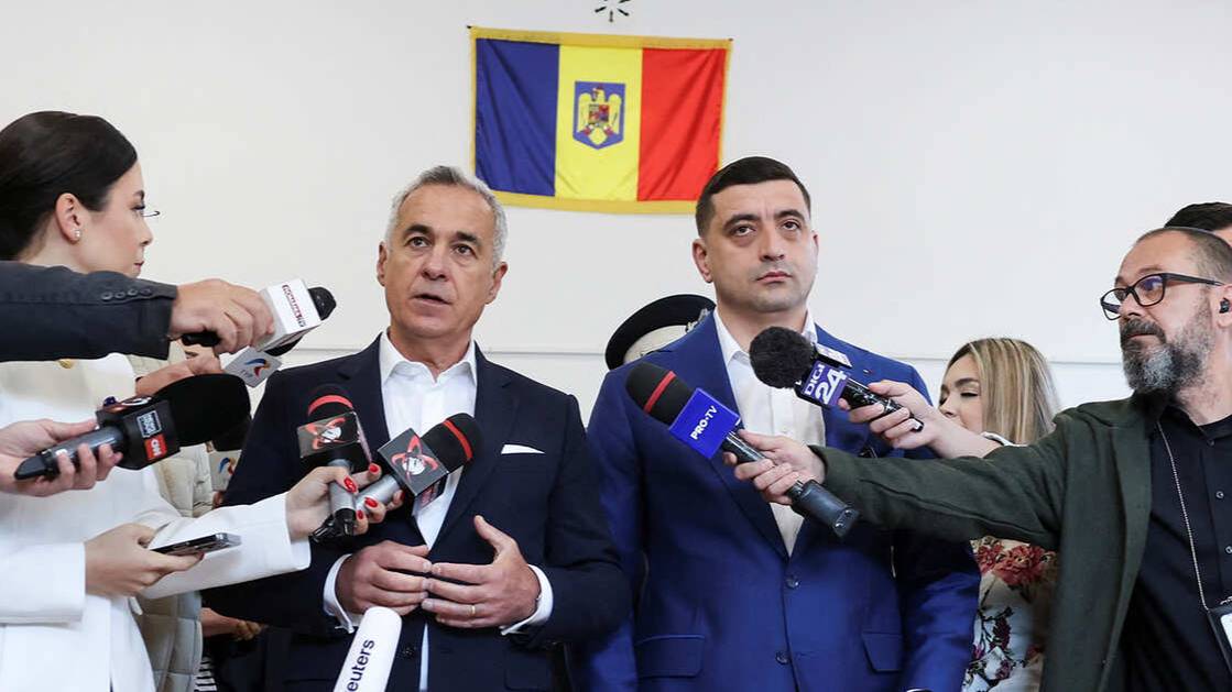 Полицейские вывели с избирательного участка кандидата в президенты Румынии