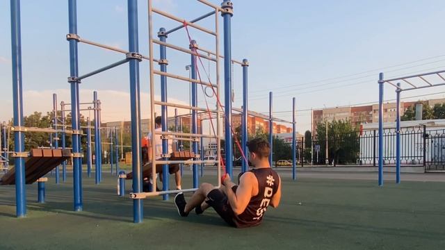 Тяга эспандером сидя