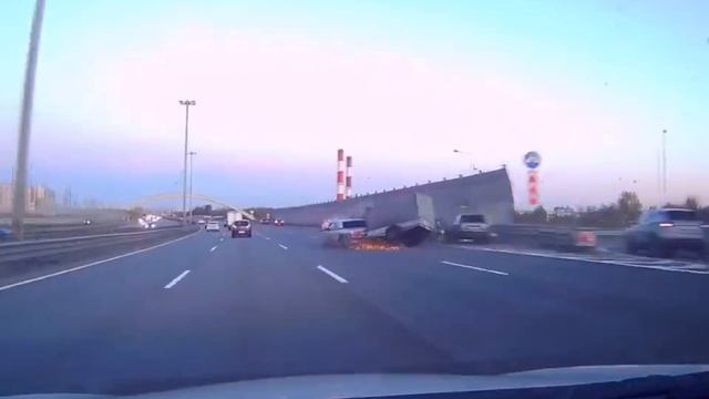 В Санкт-Петербурге "Волга" с прицепом влетела в стоящие на КАДе автомобиль и мотоцикл