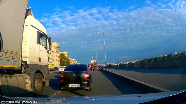В Питере произошел альтернативный римейк на "мама, меня сбила фура"