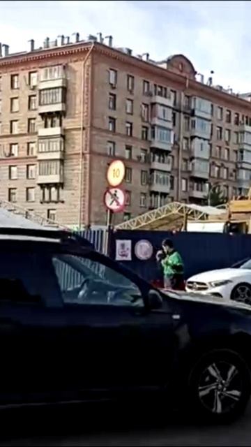 Курьер стал регулировать движение у станции метро Академическая