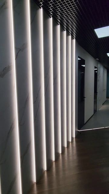 Монтаж стеновых панелей ёлочкой с подсветкой под углом по бокам